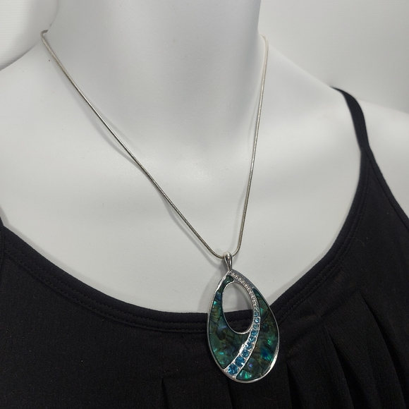 Kenneth Cole Vintage Silver Tone Teardrop Pendant Necklace - Picture 2 of 9